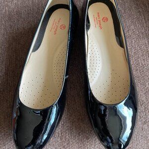 Marc Joseph Black Shiny Ladies Loafers Style Pearl St Flat  Size 8.5
